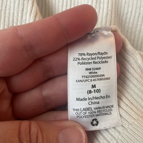 Ribbed cream turtleneck sweater. Size M. Light weight. Perfect for layering! - Picture 5 of 6